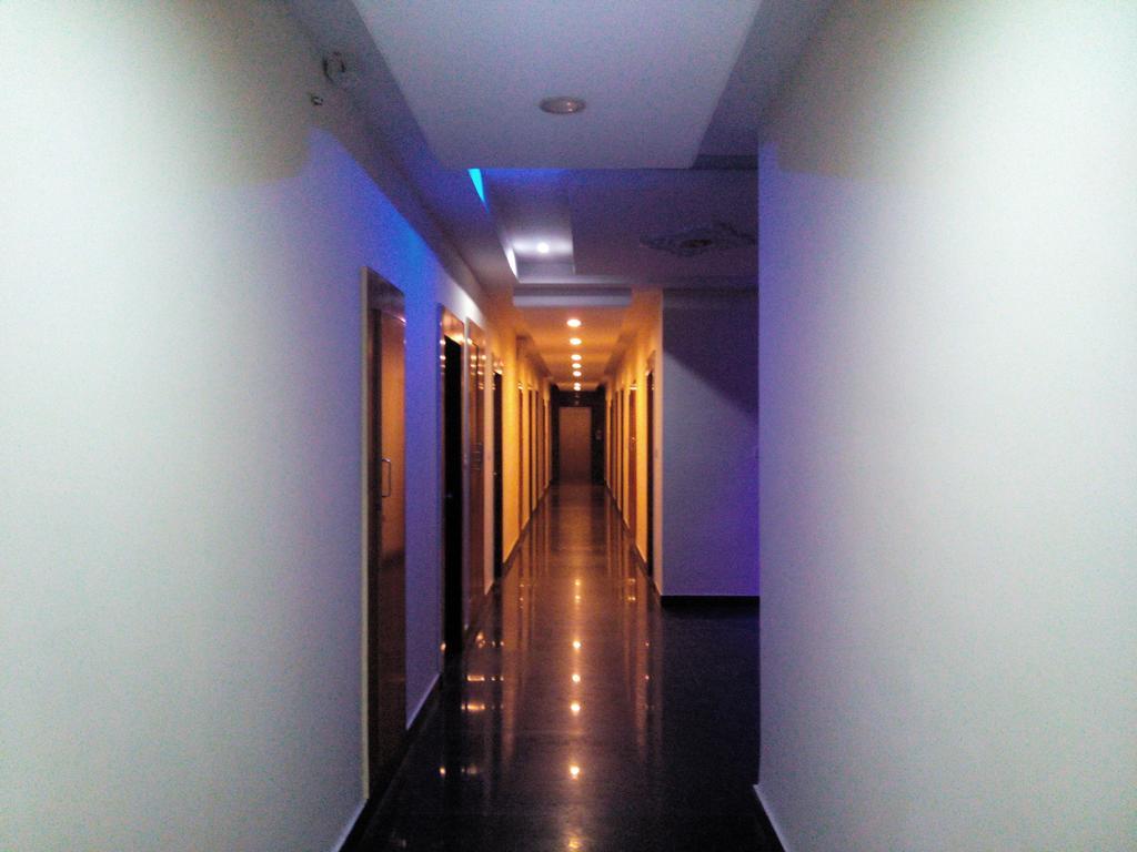 Hotel By The Way à Mysore Extérieur photo